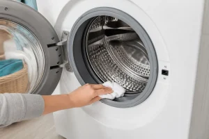 Wiping the rubber seal on a front-loading washing machine